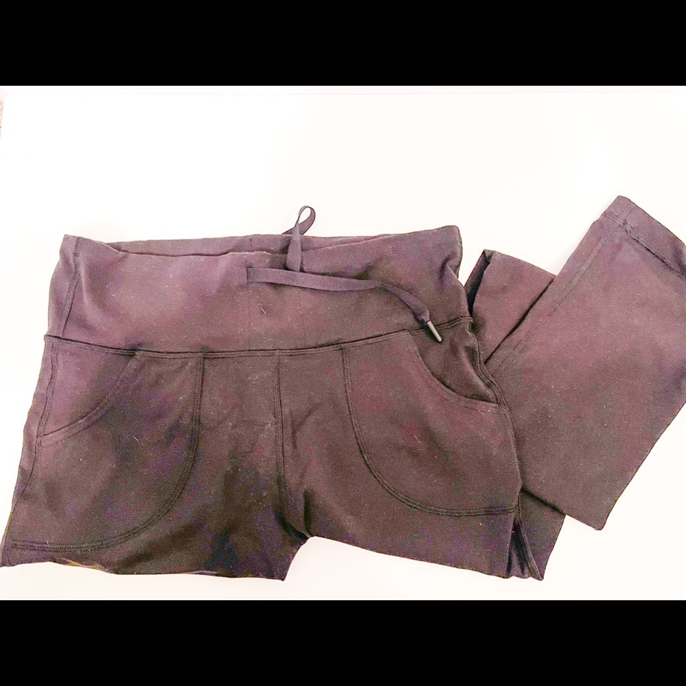 Lululemon straight legged pants, pockets